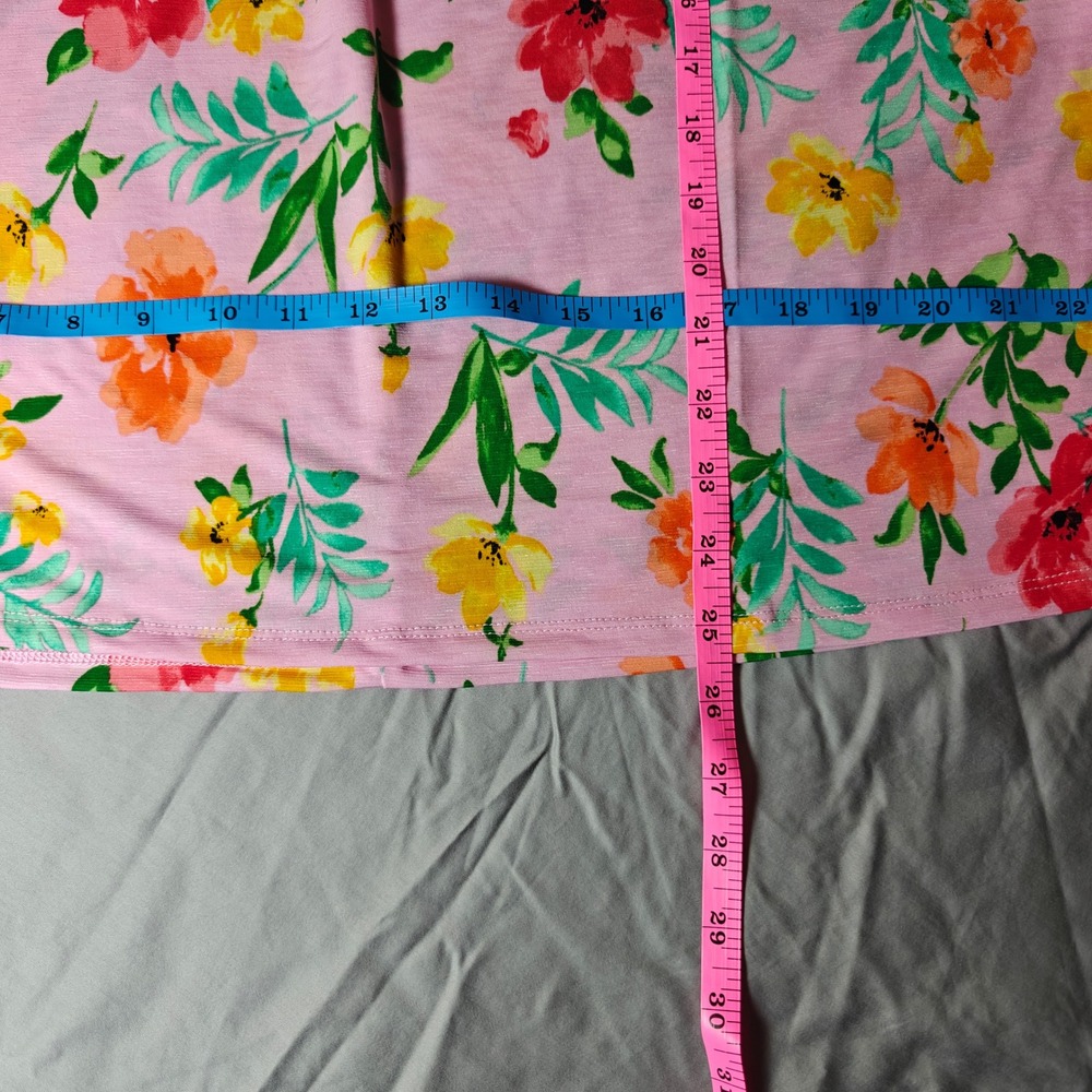 Dear Scarlett Lizzie Short Sleeve Wrinkle Free Floral Pink Split V-Neck Top Med - Picture 8 of 12